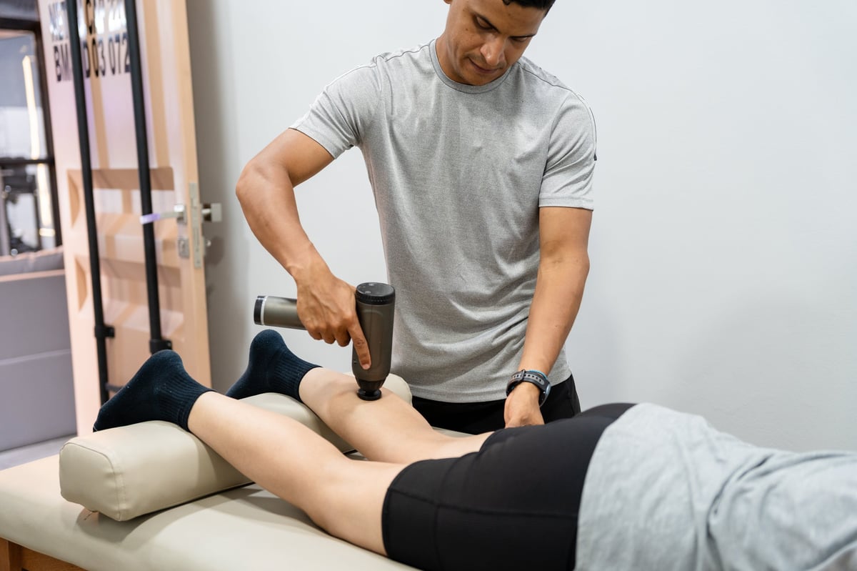 Fisioterapeuta tratando a un atleta