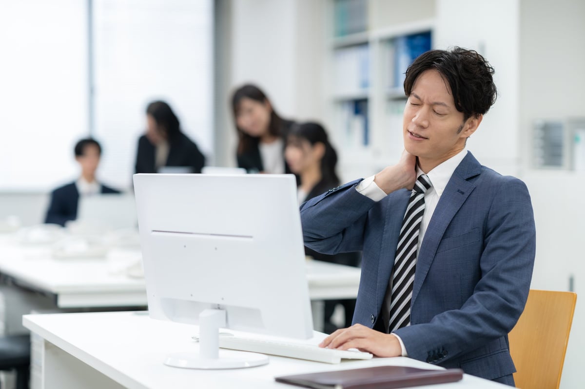 Oficinista trabajando en un ambiente corporativo